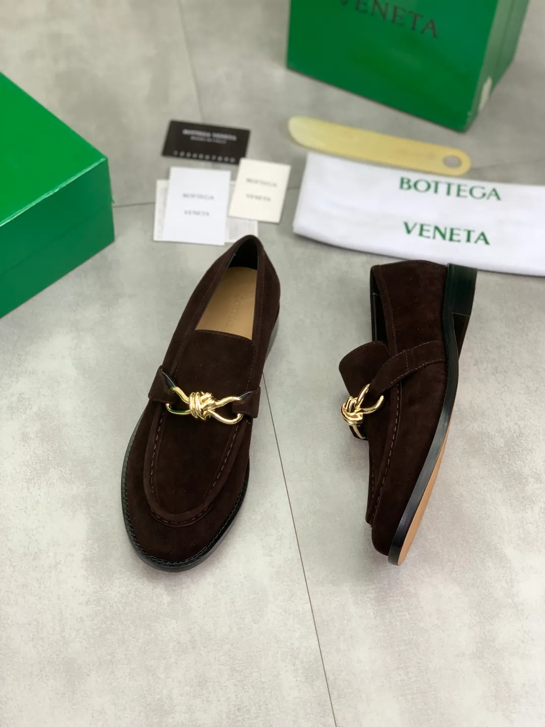 Men's shoes 💰P820 [New model] (genuine leather outsole) water-dyed cow lining 💰High-quality business couple leather shoes 💎💎💎 BOTTEGA VENETA official website synchronizes the latest top version of BV in the market, accept material comparison, shoe type comparison, process comparison, practical and textured, versatile and suitable for any occasion, the more you look at it, the more flavorful it becomes. Purely hand-knitted craftsmanship - Upper material, calfskin imported from Italy 🇮🇹 - High-quality water-dyed cowhide lining - Original private model customized leather outsole -Size: Female 35-39 (40 ordered) Male 39-44 (38 45 can be customized) Color: Multiple colors available